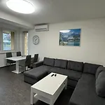 3 Bedroom Apartment, Playground, Bounce Mat Jump Ring 公寓